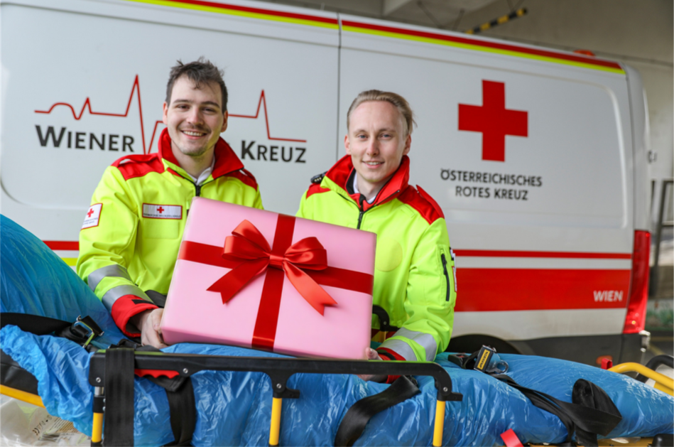 Zelt des Katastrophenhilfsdienstes mit Rotkreuz-Mitarbeitern und Erste Hilfe Ausrüstung Zelt des Katastrophenhilfsdienstes mit Rotkreuz-Mitarbeitern und Erste Hilfe Ausrüstung