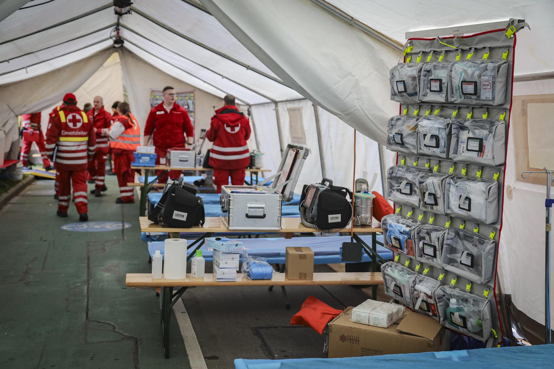 Zelt des Katastrophenhilfsdienstes mit Rotkreuz-Mitarbeitern und Erste Hilfe Ausrüstung 